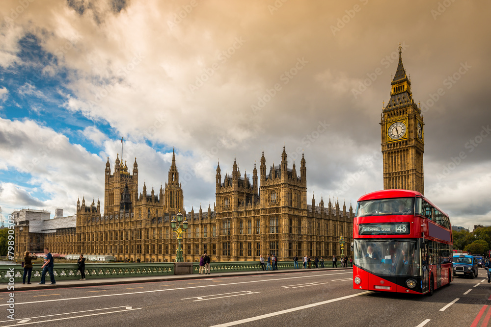 Fototapeta premium Domy Parlamentu i czerwony autobus w Londynie