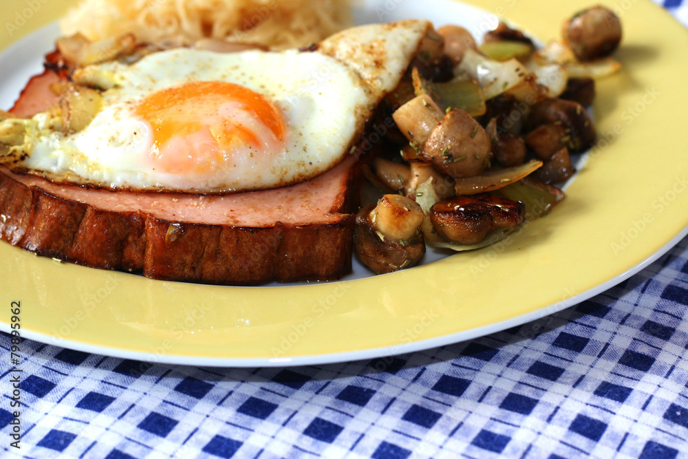 Imbiß - Leberkäse mit Ei, Zwiebeln und Pilzen Stock Photo | Adobe Stock