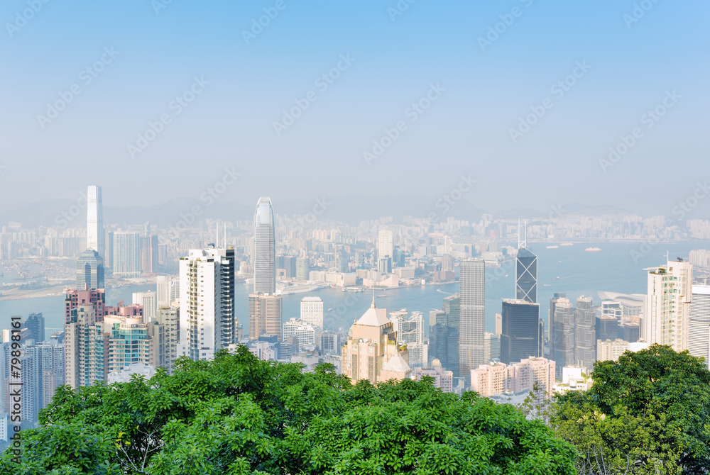 Obraz premium Beautiful view of Hong Kong city from the Victoria Peak on a sun