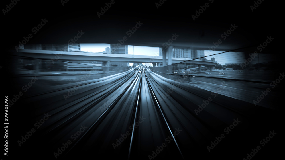 Obraz premium Tunel metra z rozmytymi ścieżkami świetlnymi w Dubaju, ZEA. Nowoczesna ja