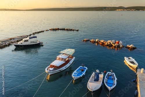 Sonnenaufgang im Kanal von Zadar mit Fischerbooten im Hafen