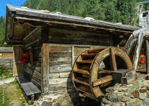 Mühlenrad mit Hütte im Gebirge