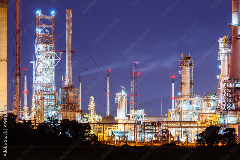 Fototapeta premium petrochemical oil refinery plant at night