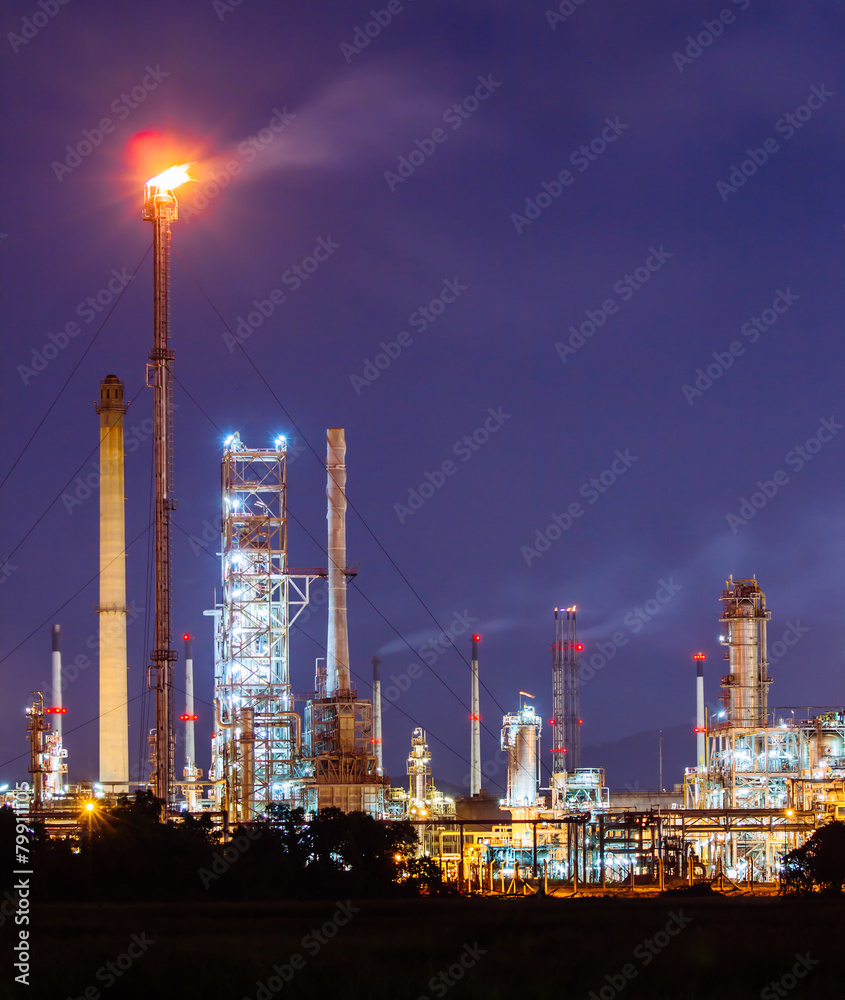 Fototapeta premium petrochemical oil refinery plant at night
