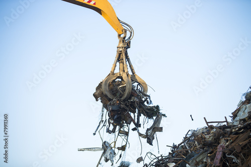 Fotografie Crane grabber loading metal rusty scrap in the dock