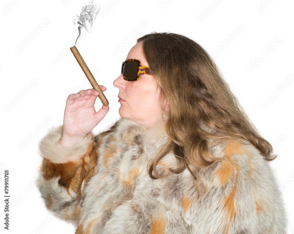 Obraz premium Frau mit Pelzmantel und Sonnenbrille raucht eine Zigarre