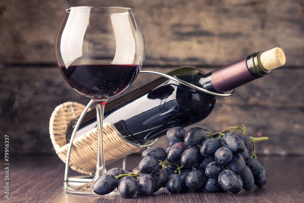 Obraz premium Winery background. Wineglass with bottle of red wine