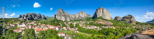 Φωτογραφία Panoramic view on Meteora and Trikala village, Greece.