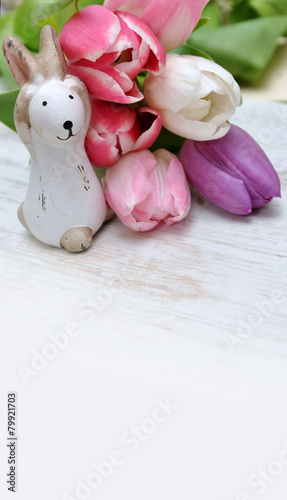 Tulpen mit Osterdeko