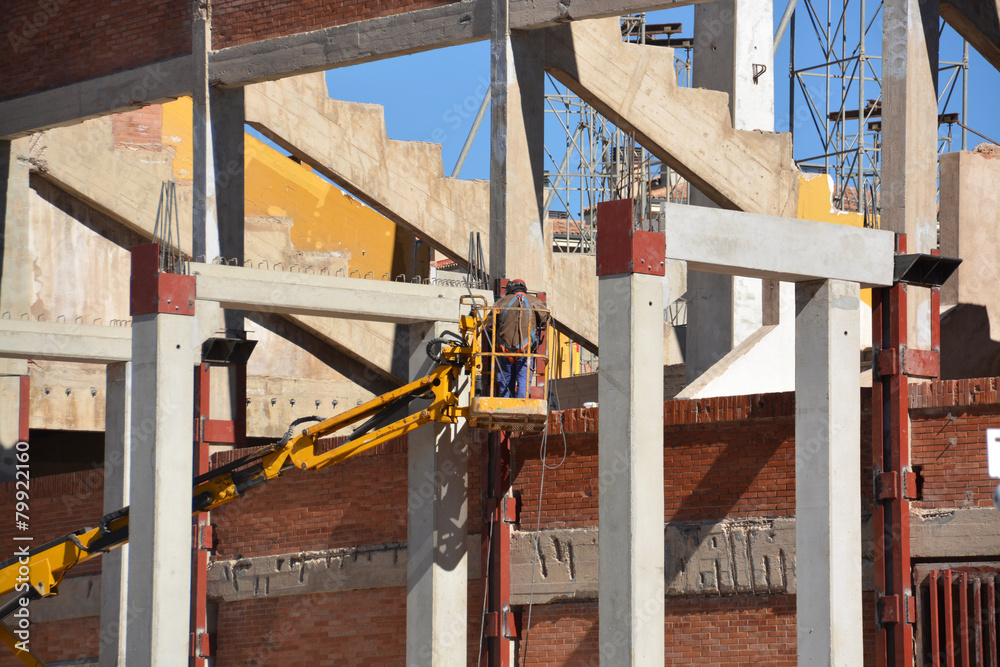 Naklejka premium soldador trabajando en una estructura