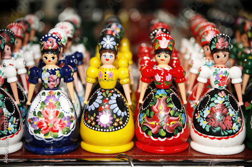 Tableau sur toile Wooden dolls in hungarian folk costumes as souvenir in row