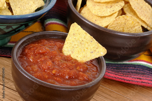 Foto Mexican nachos with bowl of hot salsa Mexico food photo