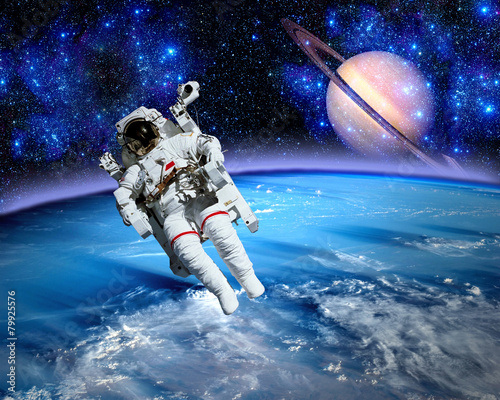 Fototapeta Naklejka Na Ścianę i Meble -  Astronaut Spaceman Saturn Planet