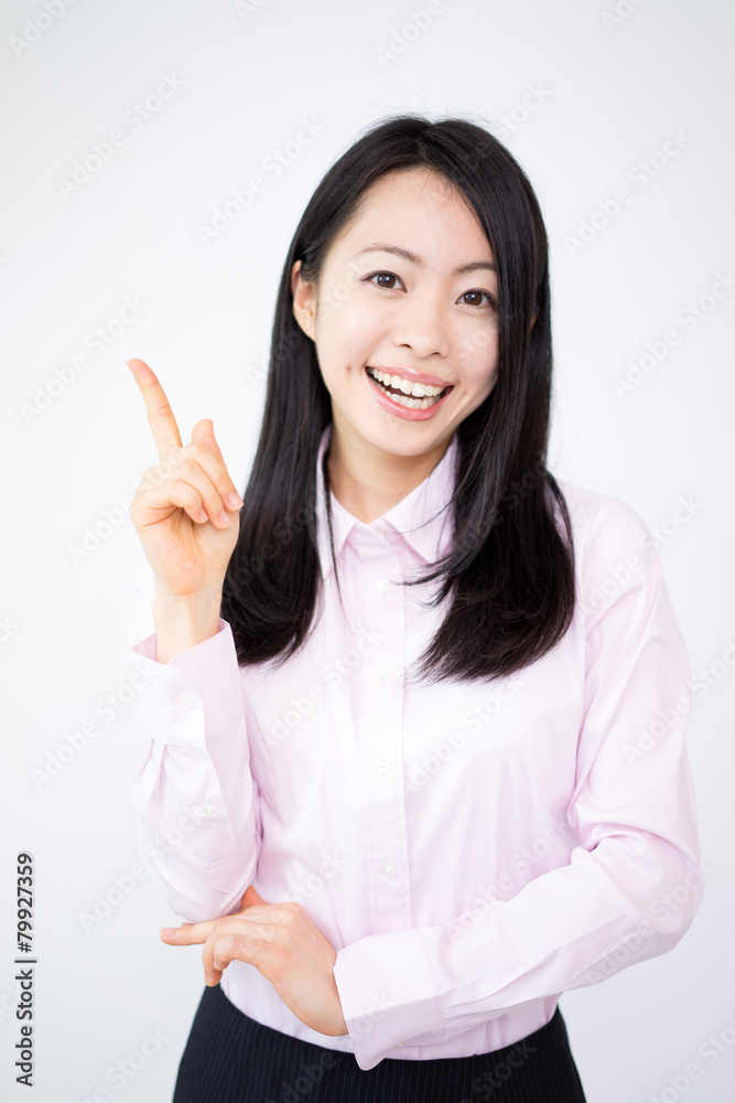指差す女性