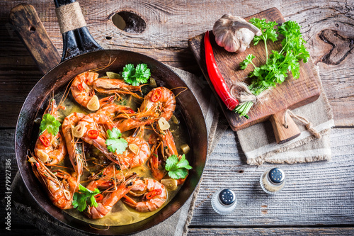 Bild auf Leinwand Fried prawns with garlic and red peppers