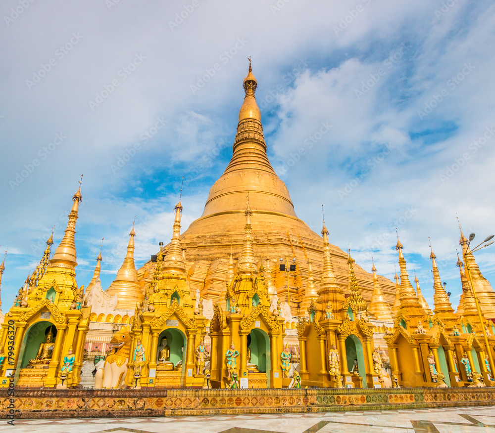 Naklejka premium Shwedagon pagoda in Yangon, Myanmar (Burma)