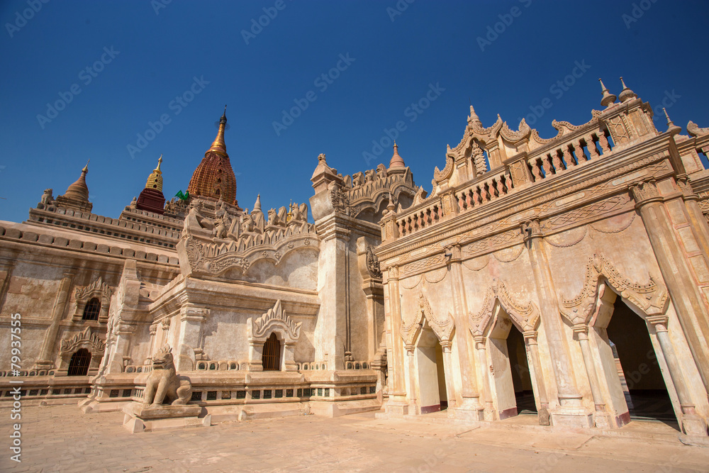 Fototapeta premium Ananda Temple in blue sky
