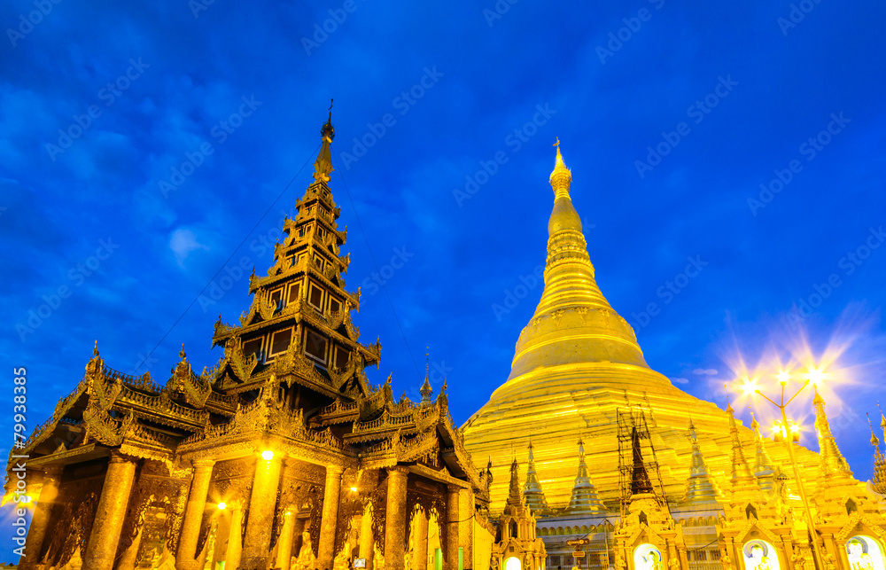 Fototapeta premium Shwedagon pagoda in Yangon, Myanmar (Burma)