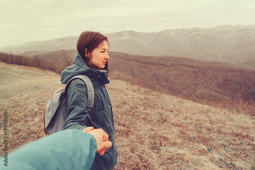 Naklejka premium Traveler couple walking in mountains