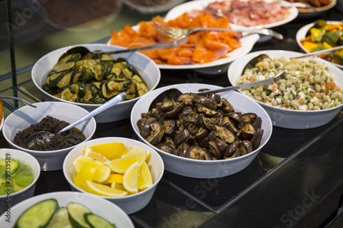 Antipasti Buffet mit Gemüse, Schinken und Lachs