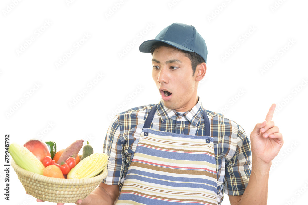 野菜を持ち驚く男性 野菜を持ち驚く男性