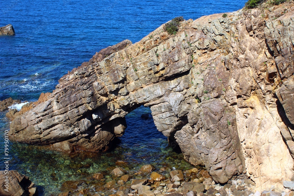 天草西海岸　海食洞がある奇岩