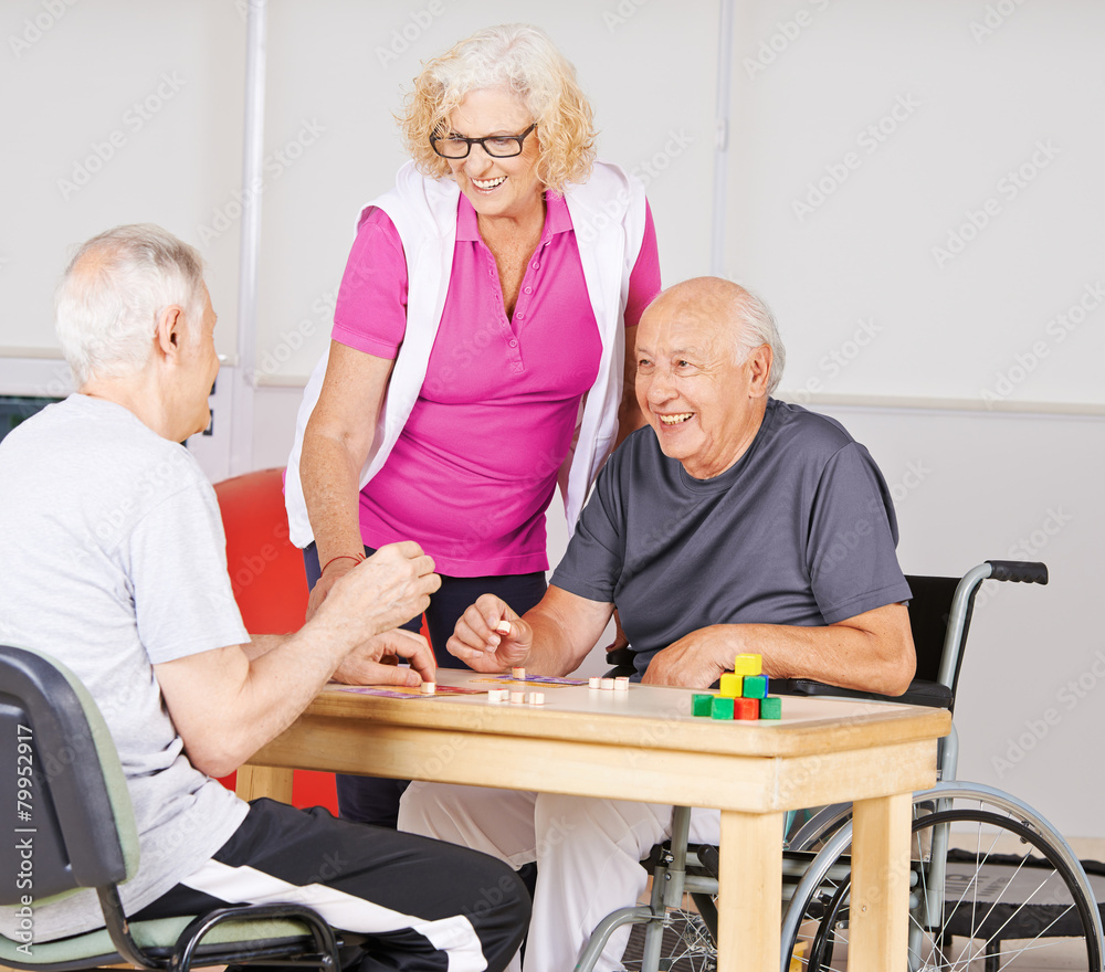 Obraz premium Senioren spielen Bingo im Altenheim