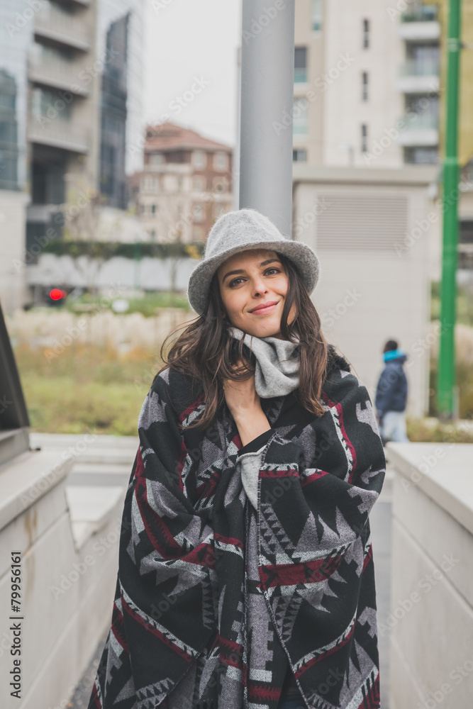 Obraz premium Beautiful young brunette posing in the city streets