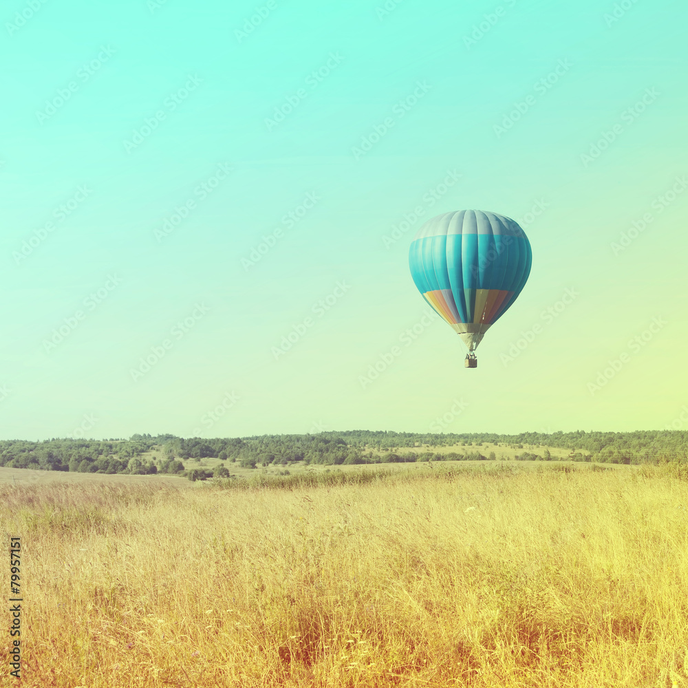 Obraz premium Balloons in the sky at sunrise. Vintage retro style