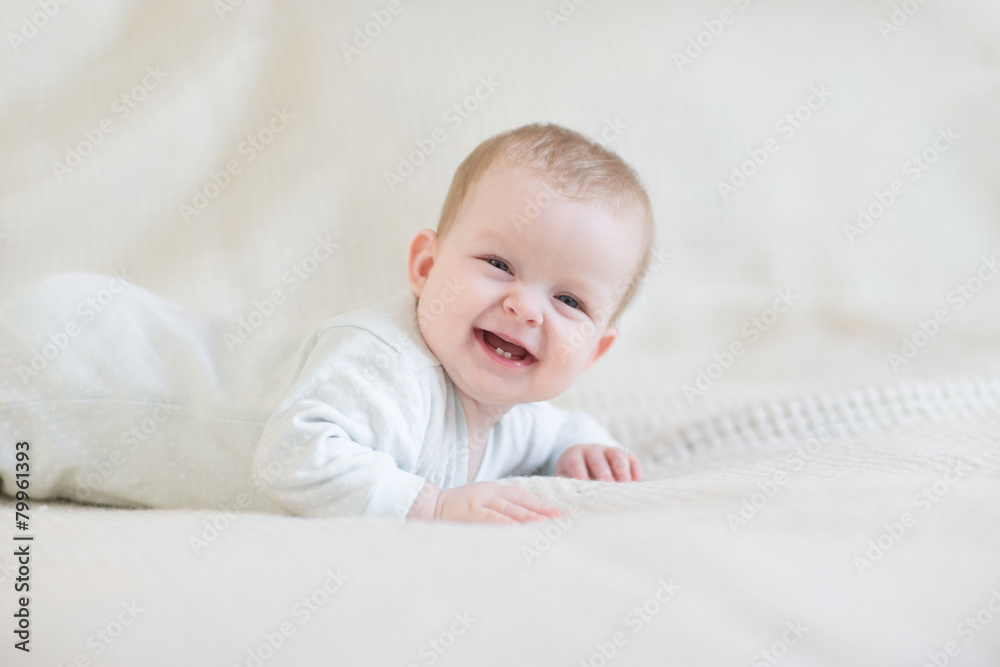 Laughing baby on bed - obrazy, fototapety, plakaty 