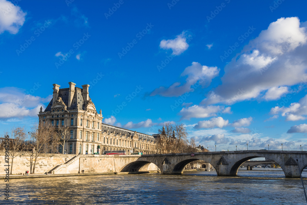 パリ　セーヌ川　ロワイヤル橋とルーヴル美術館