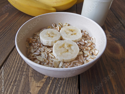 oat porridge with bananas and yogurt