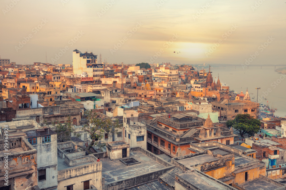 Obraz premium Sunset view over Varanasi during kite festival