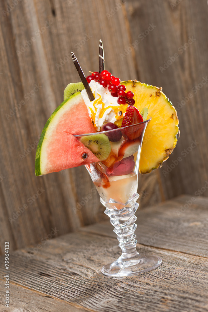 Früchte-Eisbecher auf Holzhintergrund Stock-Foto | Adobe Stock Früchte-Eisbecher auf Holzhintergrund Stock-Foto | Adobe Stock