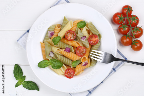 Bunte Penne Rigate Nudeln Pasta Gericht mit Tomaten von oben