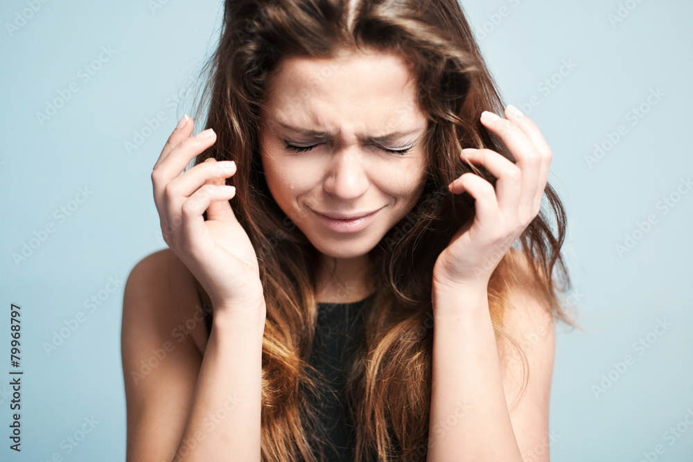 Obraz premium The upset woman loudly cries