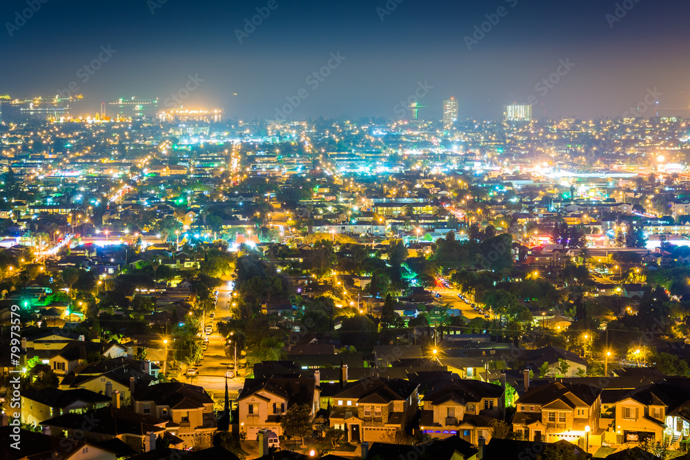 Obraz premium Night view from Hilltop Park, in Signal Hill, Long Beach, Califo