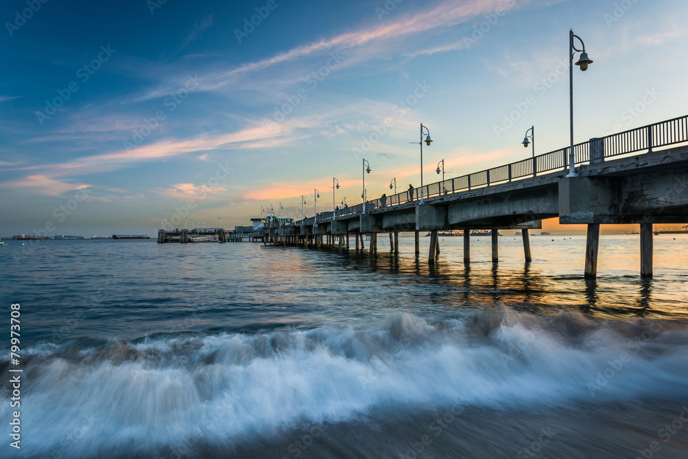 Obraz premium The Belmont Pier at sunset, in Long Beach, California.
