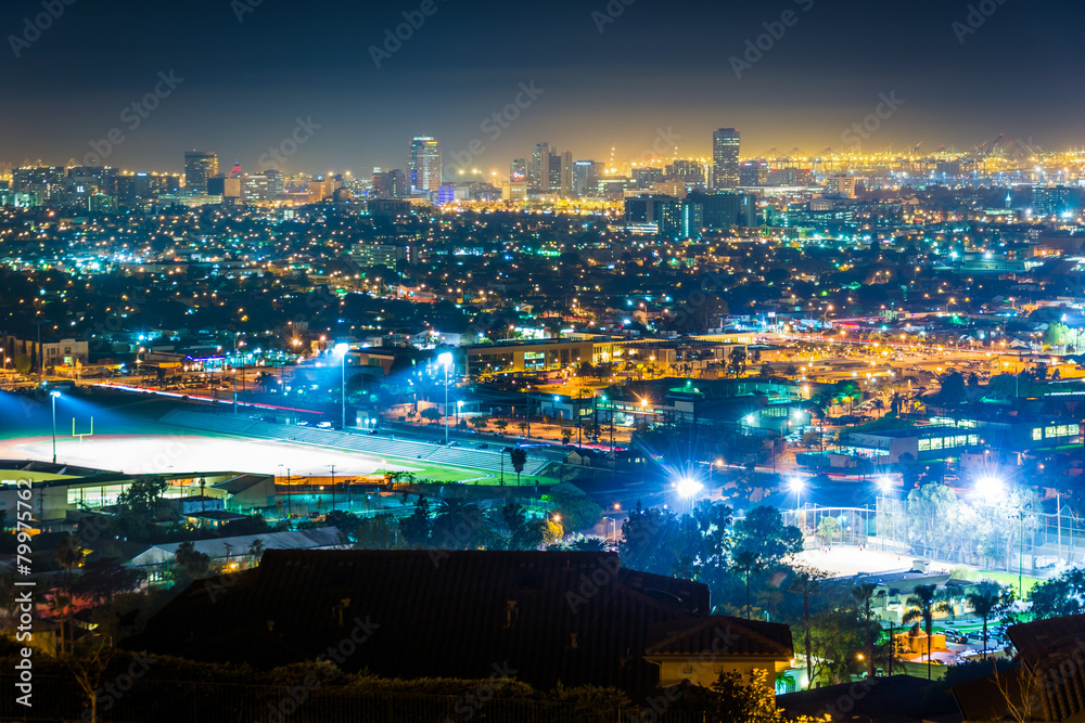 Fototapeta premium View of the Long Beach skyline at night, from Hilltop Park, in S