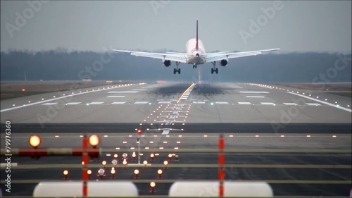 Flugzeug landend Heckansicht