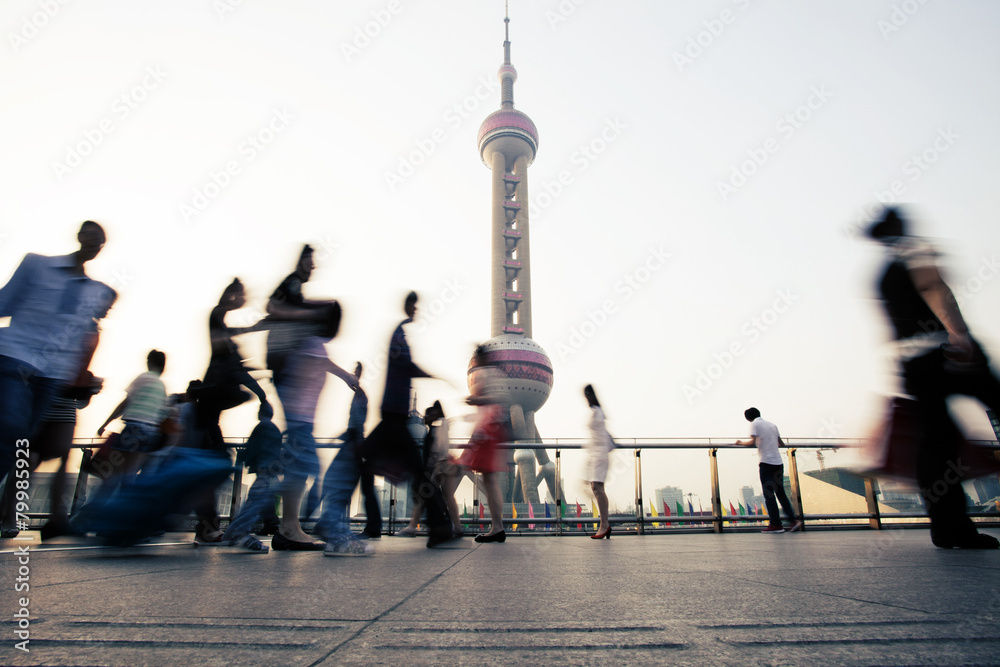 Naklejka premium punkt orientacyjny i spacery ludzi w Szanghaju.