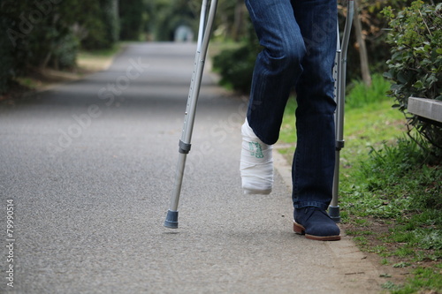 松葉杖で移動する人
