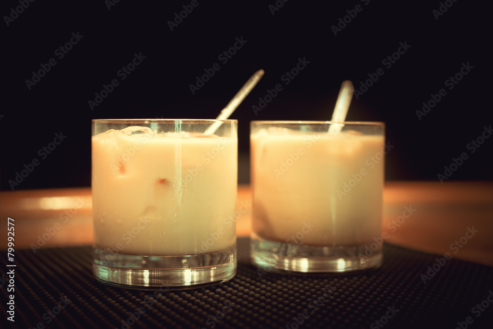 Preparation of white russian cocktails Preparation of white russian cocktails
