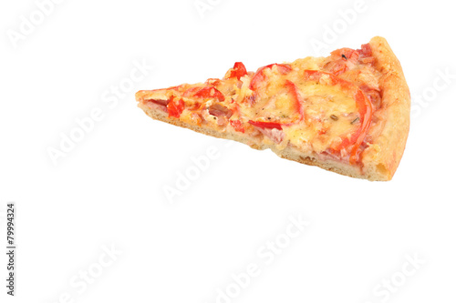 Кусок итальянской пиццы на белом