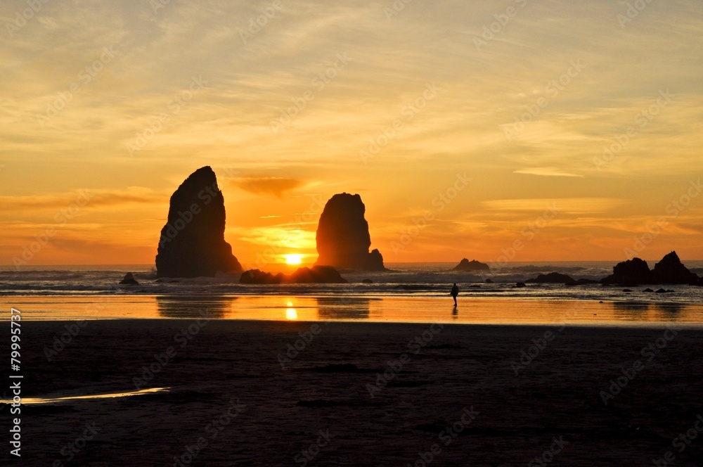 Fototapeta premium Sunset at Cannon Beach in Portland
