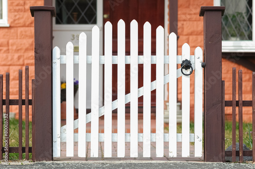 Obraz na plátně picket fence gate at the front of a home