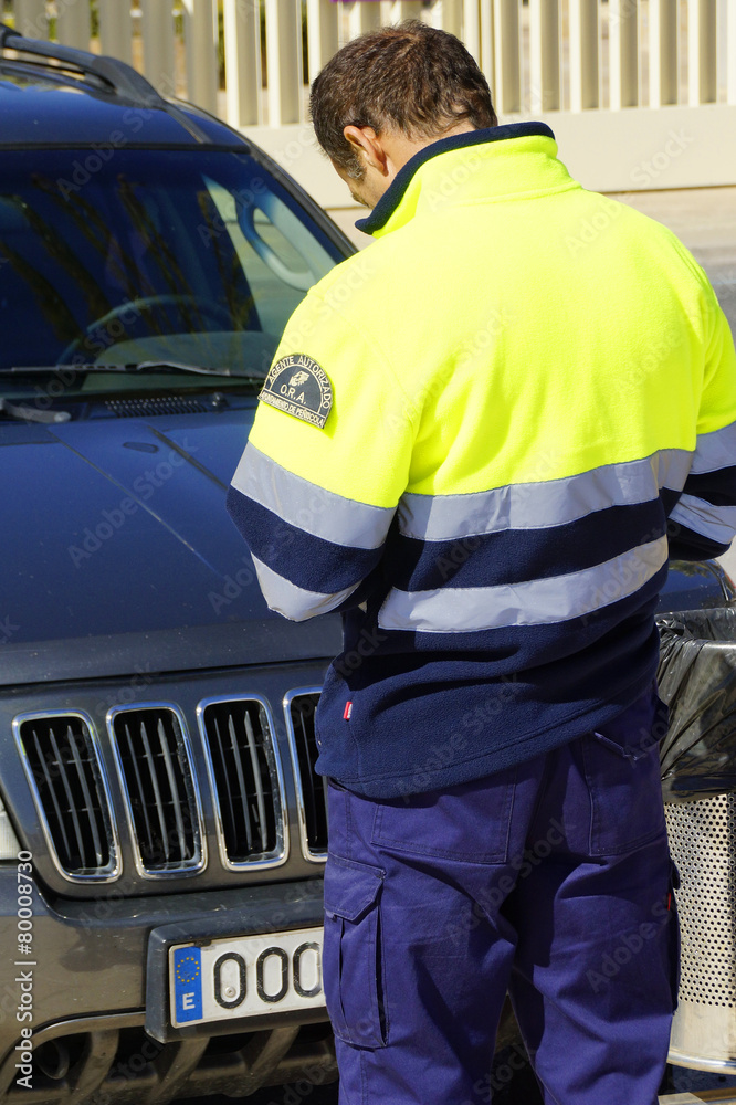 Ein Polizist schreibt einen Strafzettel Ein Polizist schreibt einen Strafzettel