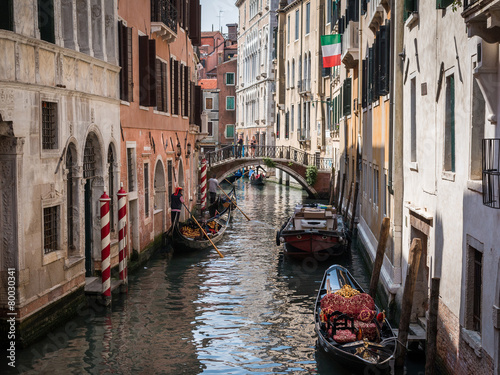 Canal vénitien à Venise avec drapeau italien