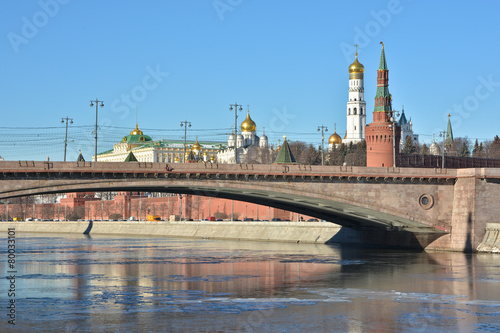 Moskvoretsky bridge in front of the Moscow Kremlin. © sergunt