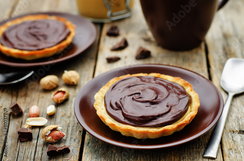 Fotografie tartlets with peanut butter mousse and chocolate